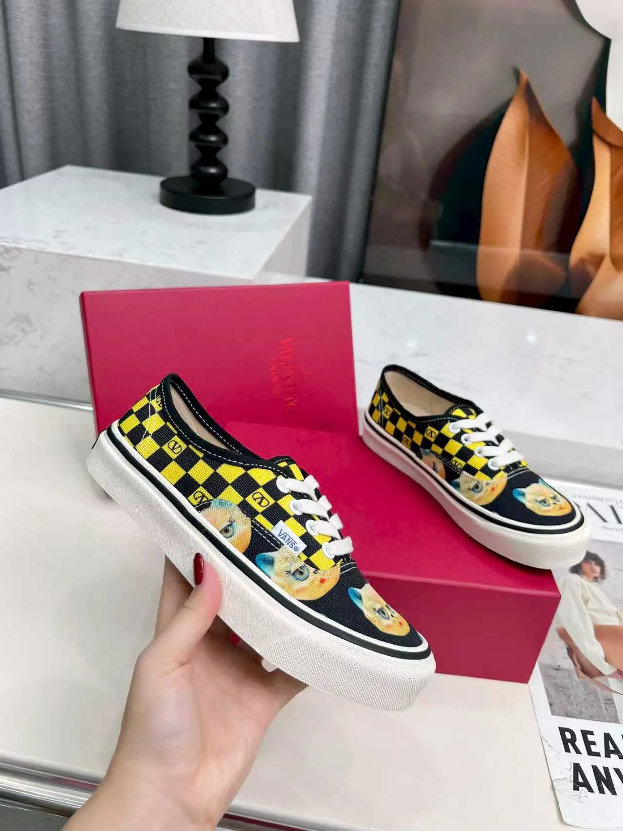 [Valentino Giving classic shoes a personality that spans the ages. Many celebrities - Jolin Tsai. Yang Zi. Liu Wen. Ma Baiquan. Choi Soobin. freen. Song Zuer. JJ Lin. zel. Cecilia Cheung. shark. Xin Yunlai...same style.